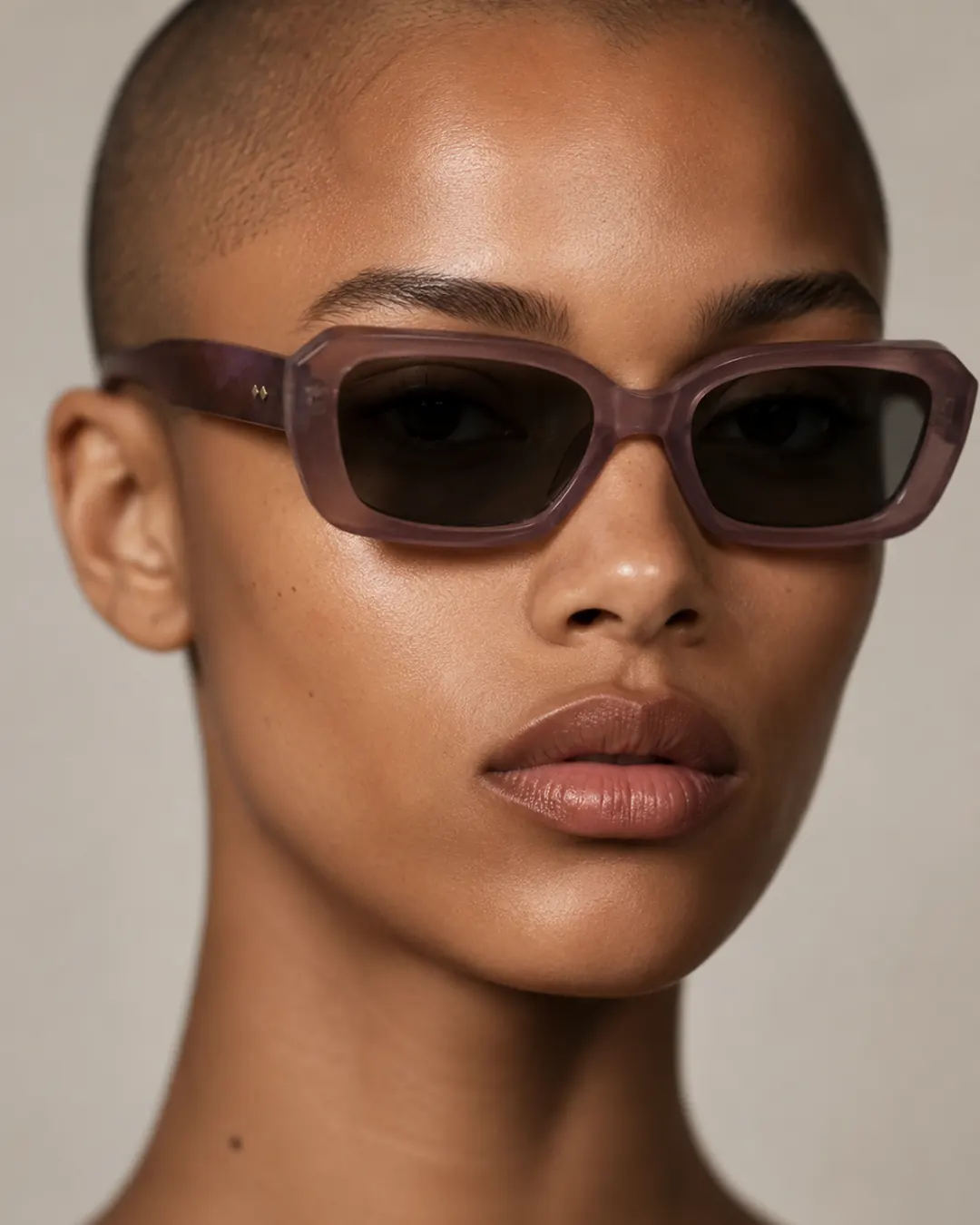 Modelo usando gafas Tunnel Suma